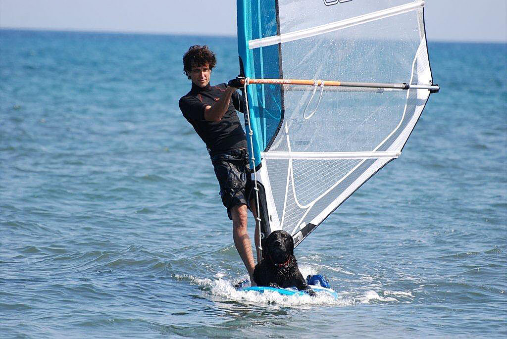 En Corse, jamais seul, windsurf en double.
